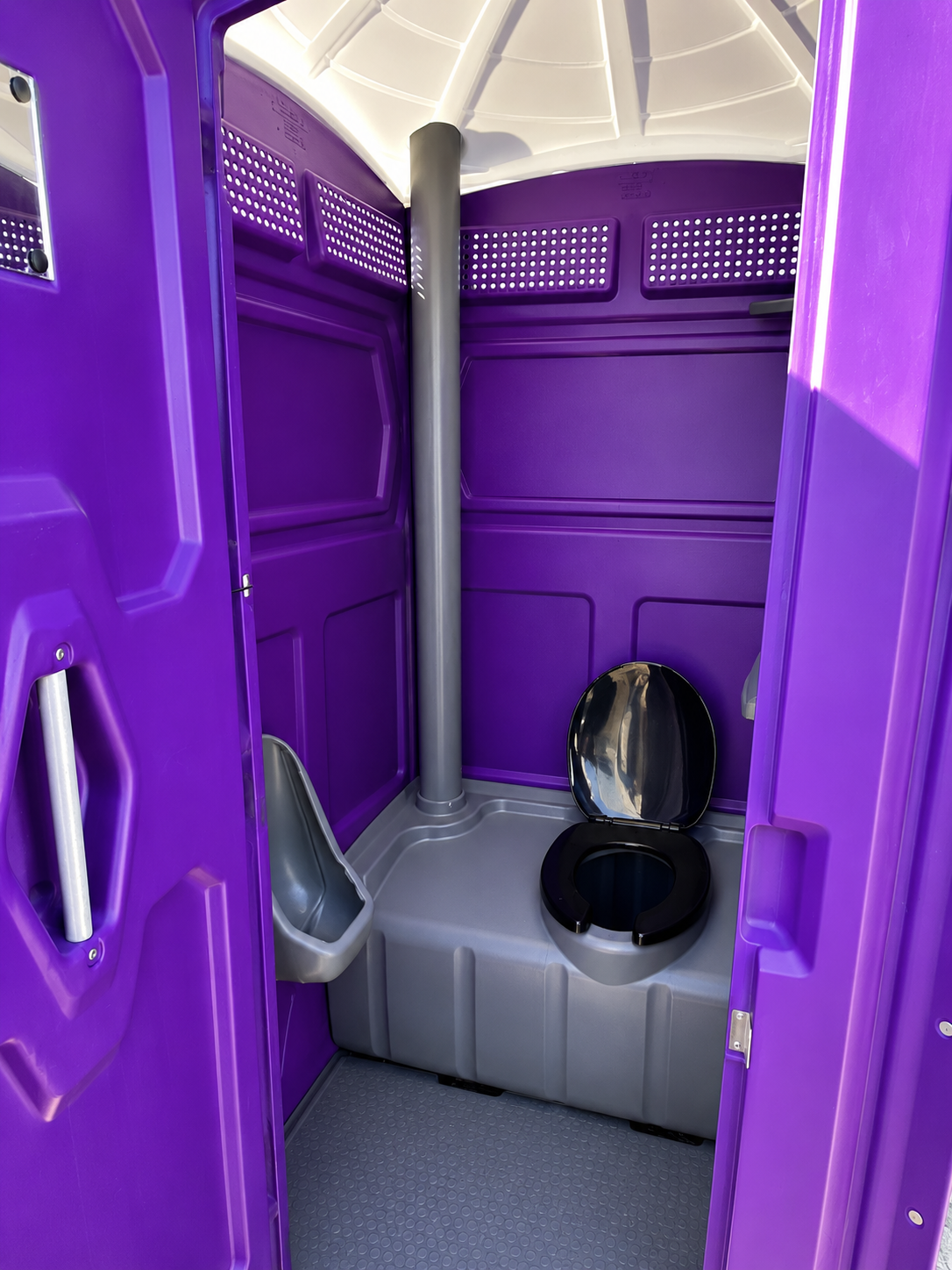 Interior con WC y mingitorio